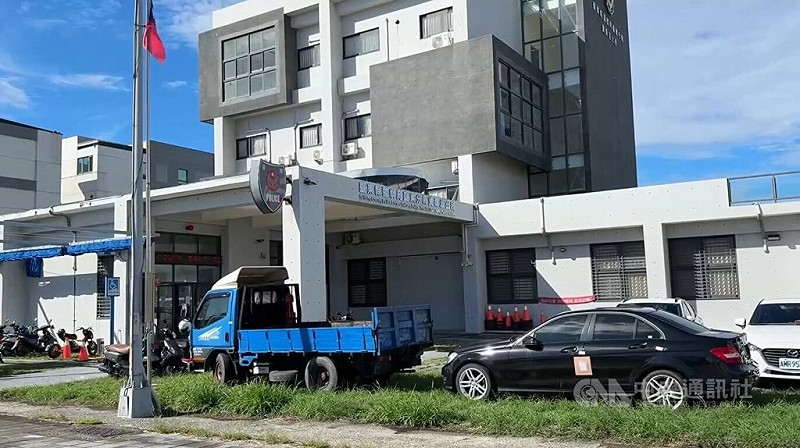 台東縣警察局台東分局一名女警騎乘一輛查扣的電動機車返回派出所時，遭民眾檢舉未戴安全帽。台東分局表示，依法舉發並予懲處，另將持續加強員警教育。中央社記者盧太城台東攝 114年7月23日   
