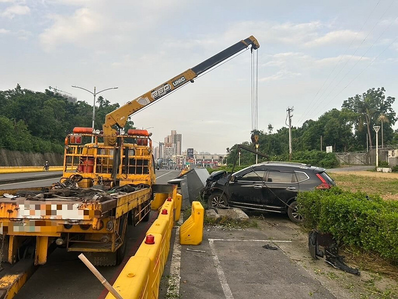1名未成年男子23日清晨開車行經高雄市鳥松區時，因闖紅燈遭警方攔查卻拒檢逃逸，後自撞台電設備，警方逮捕車上3人，並查獲依托咪酯煙彈等毒品。（高雄市政府警察局仁武分局提供）中央社記者張已亷傳真  114年7月23日   