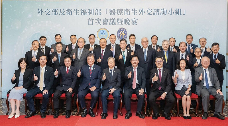 外交部及衛生福利部「醫療衛生外交諮詢小組」委員合影。 圖:外交部提供 外交部及衛生福利部「醫療衛生外交諮詢小組」委員合影。 圖:外交部提供
