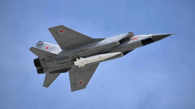 掛載「匕首」飛彈的俄軍米格-31K戰鬥機。   圖:翻攝自騰訊網