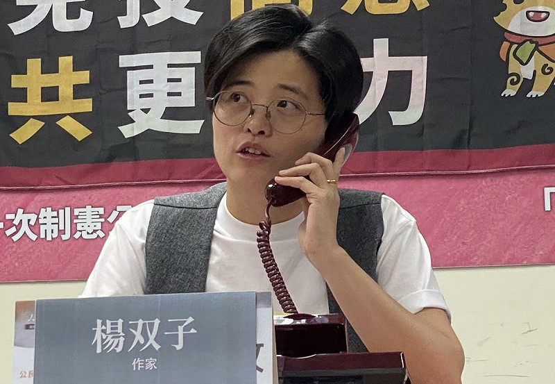 作家楊双子打電話給人催票，要出來投大罷免同意票。   圖：林朝億／攝