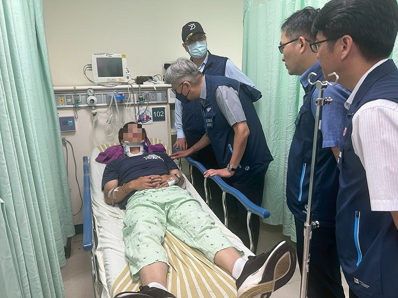 公路局副局長周廷彰前往醫院探視本次事故傷患。   圖：交通部公路局提供