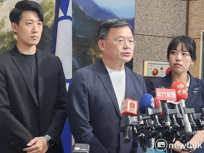 國民黨文傳會主委林寬裕（圖左）、發言人楊智伃（圖右）、發言人鄧凱勛（圖左）回應媒體提問。   圖：黃建豪/攝