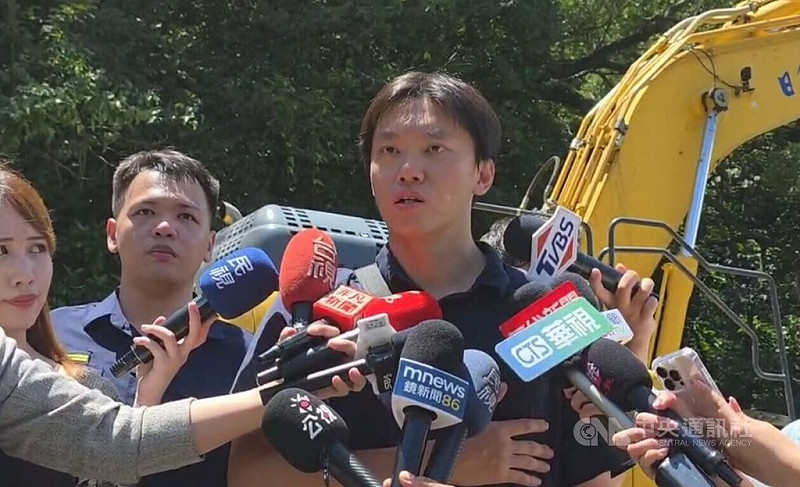 新北市萬里區23日上午發生大貨車及滿載乘客國光客運的重大車禍，上班途中員警莊育承（右）接受媒體聯訪表示，他與涉肇事大貨車之間僅間隔1部機車，目睹車禍發生，立即通報並在第一時間投入救援。（翻攝照片）中央社記者王鴻國傳真  114年7月23日   