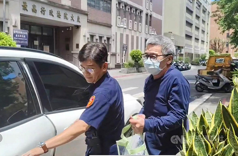 台北地院審理京華城案，21日裁定被告李文宗新台幣2000萬元交保，准予停止羈押，限制住居、限制出境、出海及配戴電子腳鐶。李文宗（右）23日辦保並完成配戴電子腳鐶後離開法院。中央社記者劉世怡攝　114年7月23日   