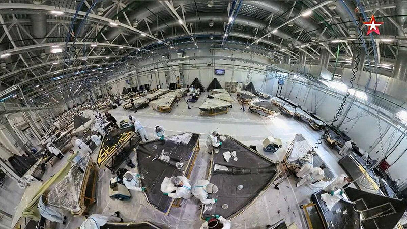 俄羅斯近日首度公開其位於鞑靼斯坦耶拉布加(Alabuga)的無人機製造基地內部畫面。 圖:翻攝自 X@Noelreport 俄羅斯近日首度公開其位於鞑靼斯坦耶拉布加(Alabuga)的無人機製造基地內部畫面。 圖:翻攝自 X@Noelreport