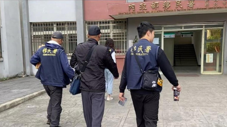 業者假借商務交流名義，協助逾百名中國人士非法來台旅遊，中間暴利近60倍。移民署新北市專勤隊逮捕張姓嫌犯等18人移送偵辦。   圖：內政部移民署提供