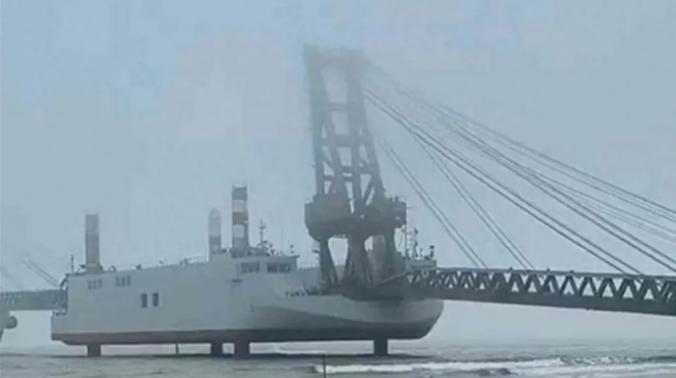 中國近期測試的大型登陸駁船亦引發關注。 圖:翻攝自騰訊網