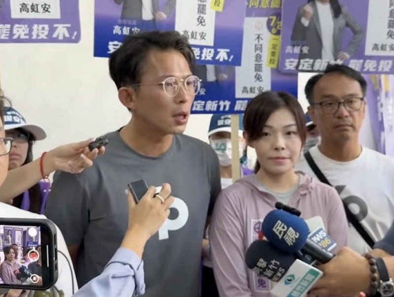 民眾黨主席黃國昌今合體新竹市長高虹安、藍委鄭正鈐進行聯合車隊掃街。   圖：翻攝民眾之聲直播