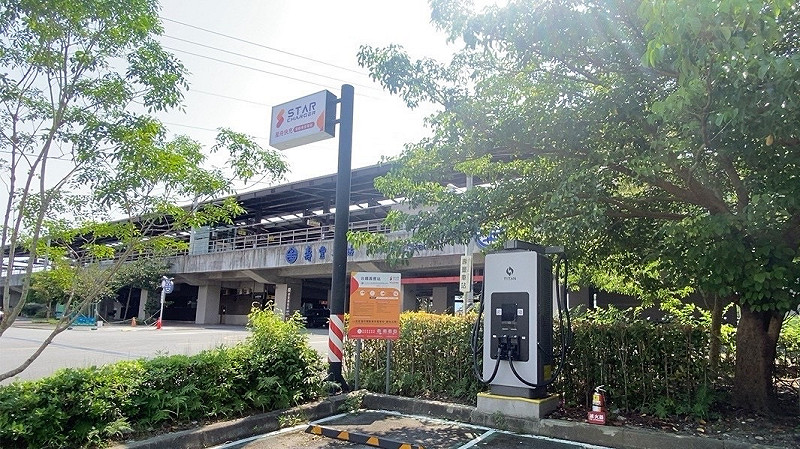 為消除旅客在東部駕駛電動車低電量焦慮，台鐵公司建置太陽光電案場及電動汽車充電樁。   圖：台鐵公司／提供