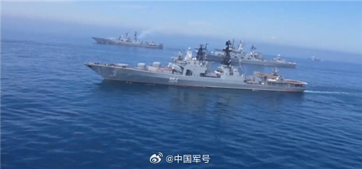 俄羅斯國防部23日發布通報，俄羅斯海軍自23日起至27日，於太平洋、北冰洋、波羅的海及里海水域展開代號「七月風暴」的聯合軍事演習。   圖：翻攝「微博」@中國軍號
