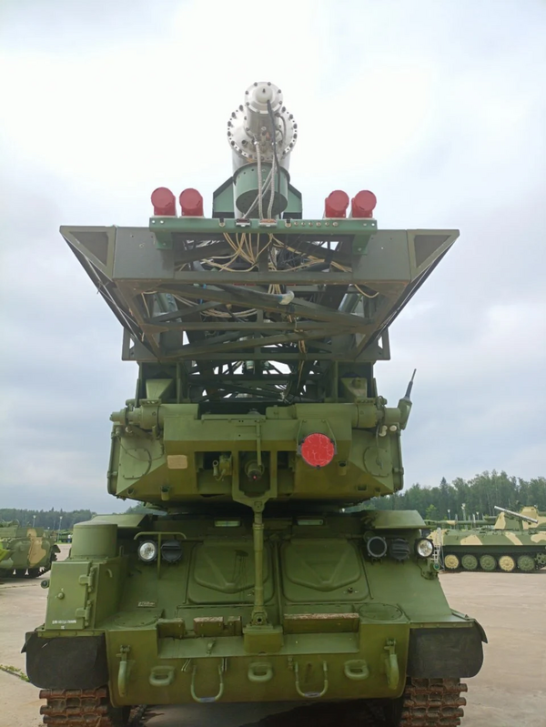機動式微波輻射武器系統「狂怒」(Furor)。 圖:翻攝自 《騰訊新聞》「寰球戰略解讀」