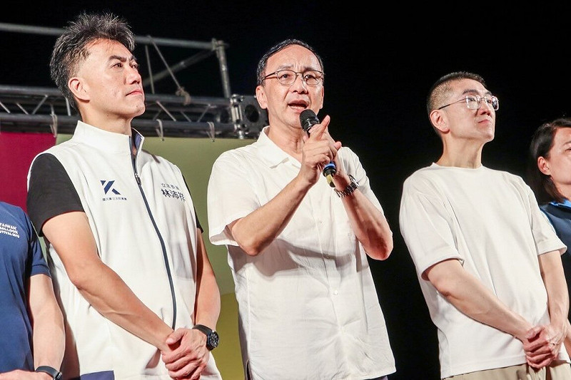 國民黨23日晚間在基隆國門廣場舉辦「反惡罷」團結造勢大會，黨主席朱立倫（中）上台助講，呼籲市民一定要出來投下不同意罷免票，讓黨籍立委林沛祥（左）繼續在國會為基隆努力。   圖：國民黨提供