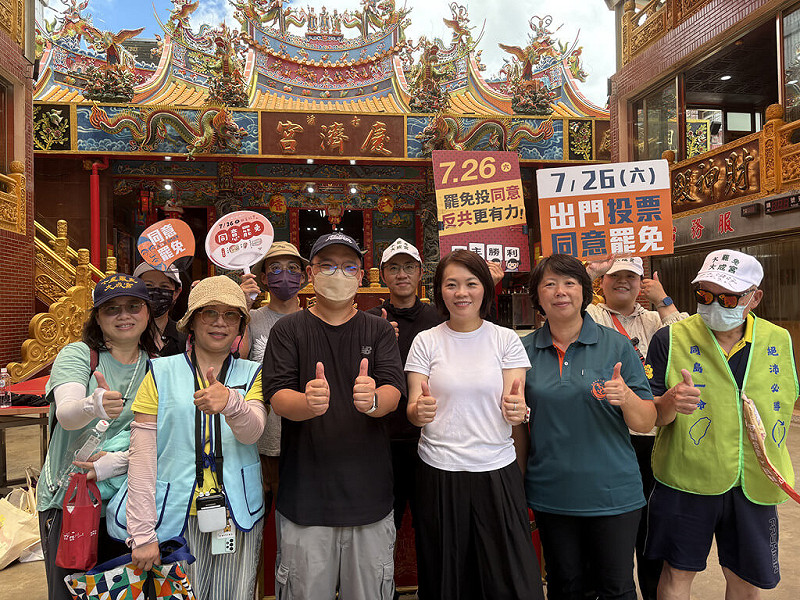 國民黨立委林沛祥罷免案將於26日投票。罷團「基隆絕沛」23日邀請民進黨台北市議員簡舒培(前右3)到基隆傳統市場掃街拜票,呼籲市民支持林沛祥罷免案。 圖:基隆絕沛提供
