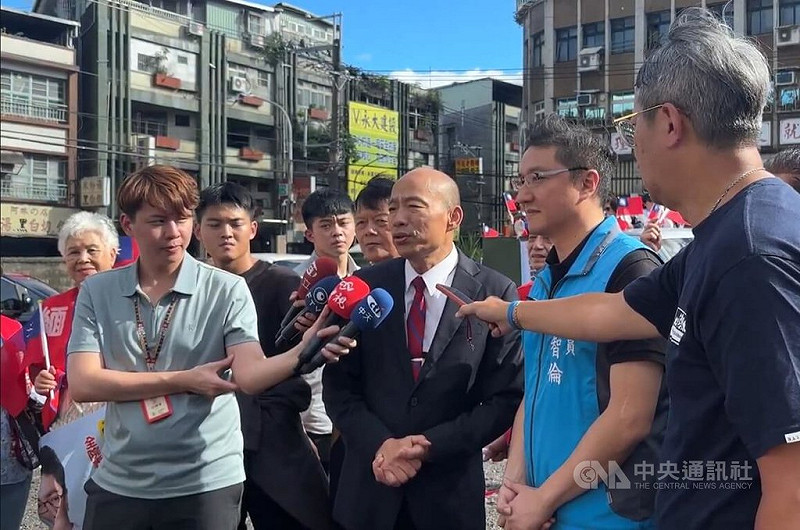 罷免投票日即將到來，立法院長韓國瑜（右3）23日為國民黨立委張智倫（右2）拜票，懇託大家投不同意罷免，並表示，張智倫在中和的努力及國會裡發揮所長，「是最棒的立委」。中央社記者王鴻國攝　114年7月23日   圖：中央社提供