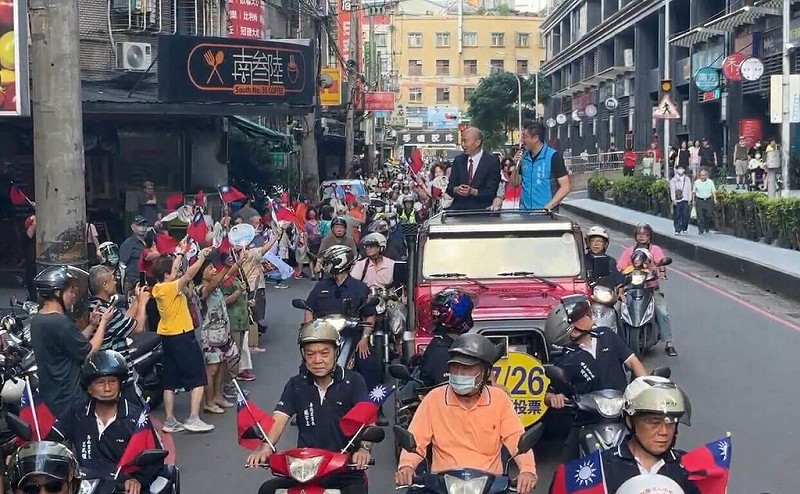 罷免投票日倒數,立法院長韓國瑜(車上左)23日陪同國民黨立委張智倫(車上右)車隊掃街,沿路吸引許多民眾歡迎。(張智倫辦公室提供)中央社記者王鴻國傳真 114年7月23日 圖:中央社提供