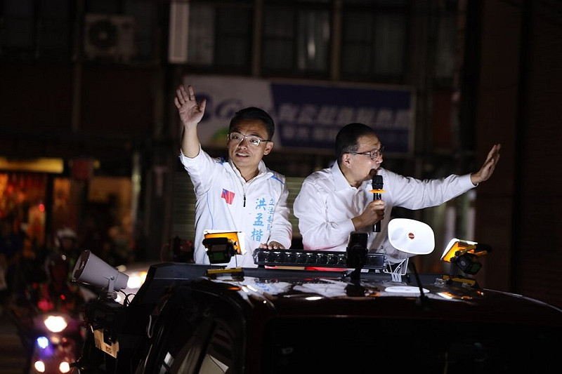 新北市長侯友宜(右)與國民黨立委洪孟楷(左)23日傍晚到新北市泰山區車掃拜票。侯友宜表示,優質立委不應被惡罷,呼籲民眾投下不同意罷免票。(洪孟楷辦公室提供)中央社記者王鴻國傳真 114年7月23日 圖:中央社提供