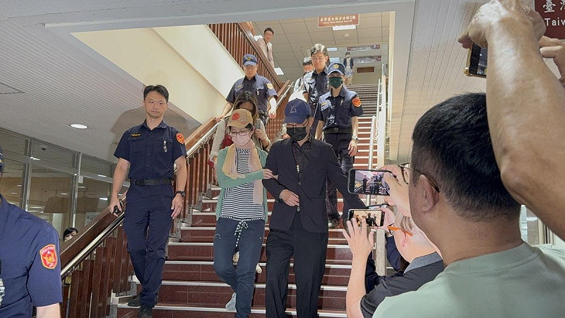 台北地院24日審理京華城案，傳喚台北市前副市長彭振聲作證，但彭上週剛送完妻子最後一程，今天開庭明顯情緒仍不穩定，多次痛哭。法官最後發現傳達有誤，讓彭改9月2日出庭，今天不繼續作證，稍早已退庭   圖：周煊惠 / 攝