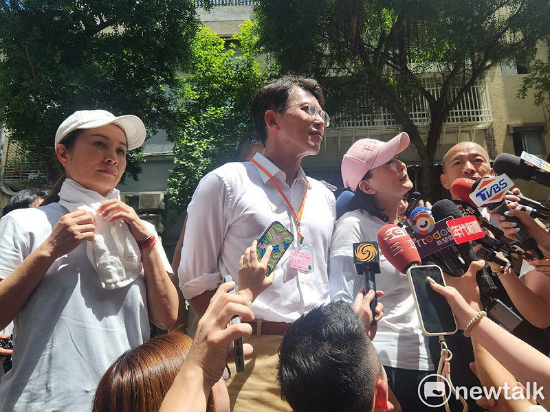 國民黨立委王鴻薇找來立法院長韓國瑜、民眾黨主席黃國昌、無黨籍立委高金素梅，大陣仗發動車隊掃街。   圖：黃建豪/攝
