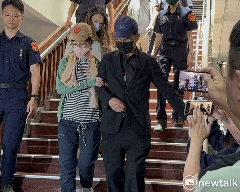 涉京華城案的台北市前副市長彭振聲今天出庭情緒仍不穩,審判長諭知今天先退庭,彭稍早離開北院,場外有不少小草喊「彭副加油」。 圖:周煊惠 / 攝