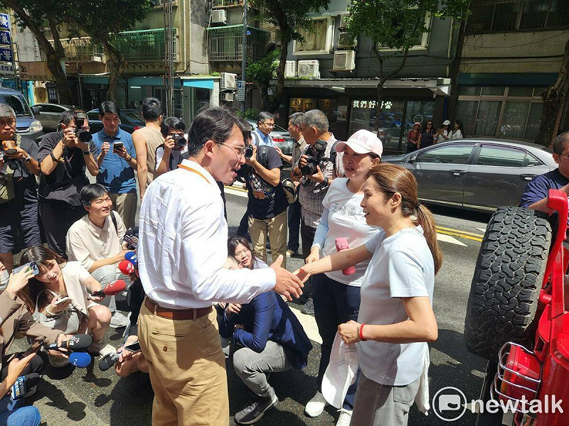 民眾黨主席黃國昌與無黨籍立委高金素梅現身力挺國民黨立委王鴻薇。 圖:黃建豪/攝
