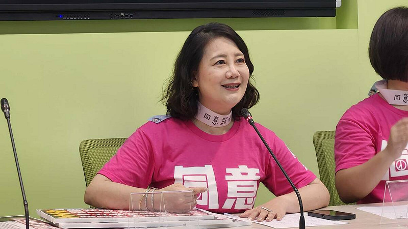 前總統蔡英文公開挺罷免，至於投給哪位藍委，民進黨團幹事長吳思瑤今日賣起關子。   圖：蕭依岑/攝