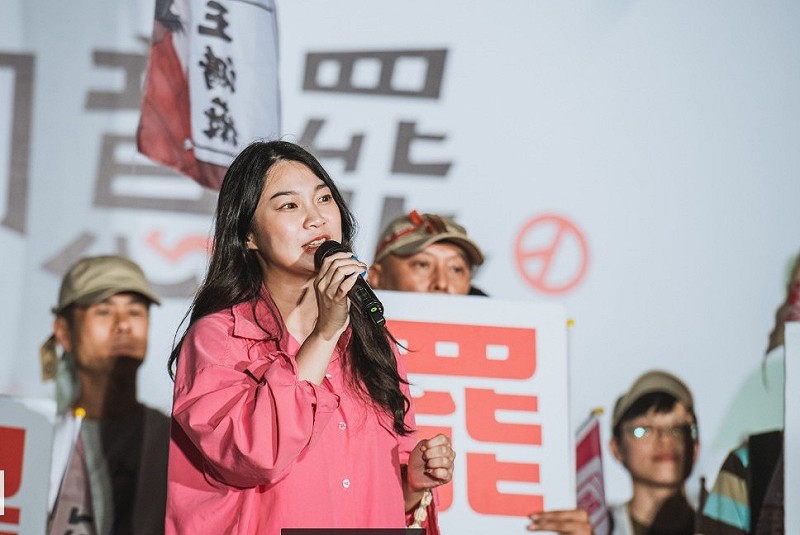 「山除薇害」發言人阿美一度哽咽的說，自從被王鴻薇公開個資後，已經5個月沒回家了，拜託大家投下同意罷免，讓志工們都可以安心回家。   圖：取自山除薇害—罷免王鴻薇臉書