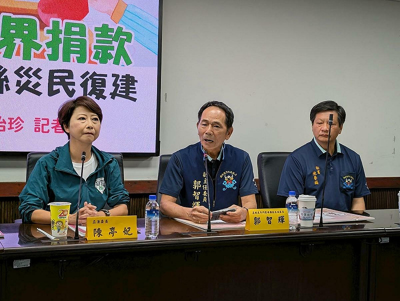 民進黨立法委員陳亭妃(左）、正統鹿耳門聖母廟副主委郭智輝與台南市社會局局長郭乃文（右）。   圖：陳亭妃辦公室提供