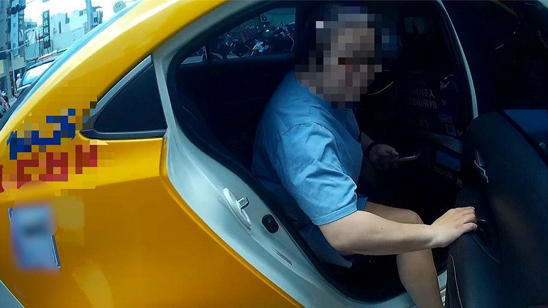 詐騙車手45歲董姓女子23日專程從台中搭乘計程車到台南面交取款，未料遭詐騙的50歲吳姓女子察覺有異拒絕交付，董女未順利取得詐騙款項，身上又沒有足夠金錢付車資，計程車司機隨即報警，警方訊後送辦。（台南市警局提供）中央社記者張榮祥台南傳真  114年7月24日   