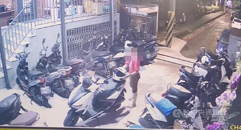 台中市大里區日前接連有腳踏車與安全帽遭竊，警方調閱監視器追查，循線鎖定曾姓男子涉案，經通知到案，曾姓男子坦承竊走3頂安全帽並變賣，警詢後依竊盜罪嫌送辦。（翻攝照片）中央社記者蘇木春傳真　114年7月24日   
