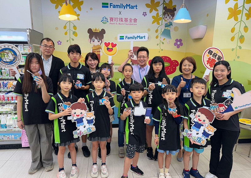 移民署北區事務大隊台北市服務站與賽珍珠基金會攜手合作，在全家便利商店南海店舉辦「小小店長」一日職場體驗親子活動。   圖：移民署提供
