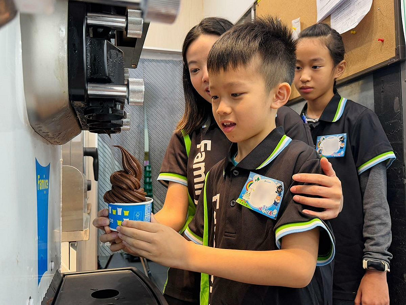 這次活動由來自香港的副店長淑汶帶領新住民二代們體驗製作冰淇淋。   圖：移民署提供