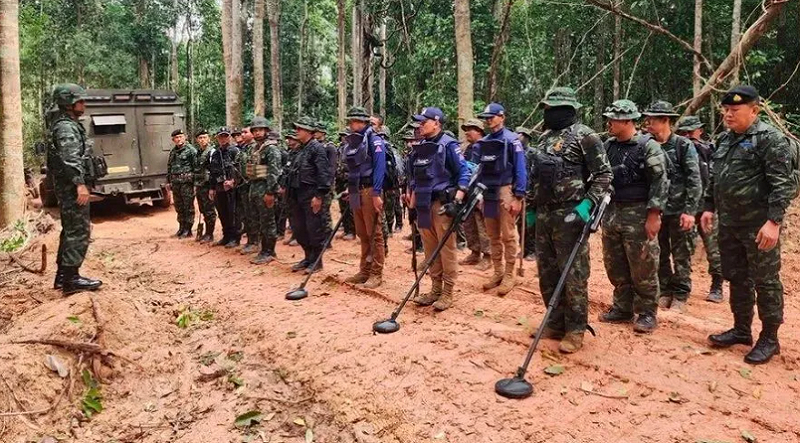 泰國軍隊在泰柬邊境塔蒙通保護區展開防線部署，並進行掃雷。   圖：翻攝自勝研國際