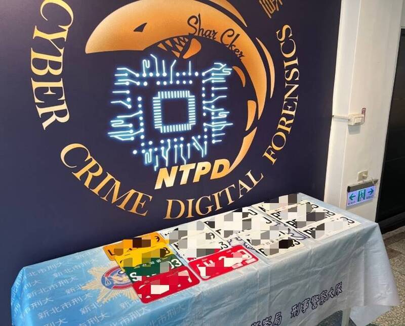 新北市刑大查獲首個國內偽造車牌工廠，警方公布假車牌等證物。   圖：警方提供