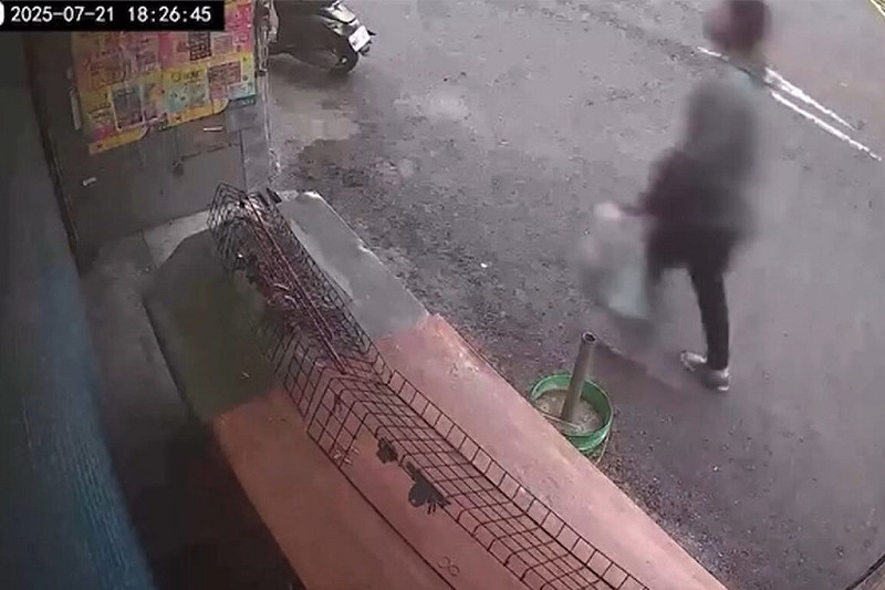 雲林縣北港鎮武德宮旁一家彩券行，裝約新台幣55萬元刮刮樂彩券和現金的背包日前遭竊，監視器畫面顯示，案發當時竊嫌拿著一只手提袋跑向廟方停車場，騎乘機車快速離開。（民眾提供）中央社記者蔡智明傳真  114年7月24日   
