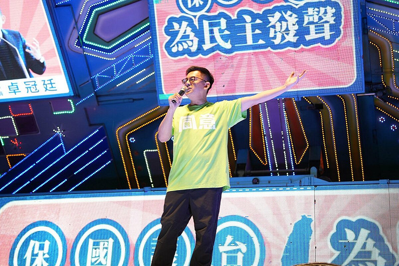 卓冠廷抨擊藍白兩黨,因為大罷免才假裝站在台灣這邊,不要寬容這種「死到臨頭」才挺台灣的政黨。 圖:取自卓冠廷臉書(資料照)