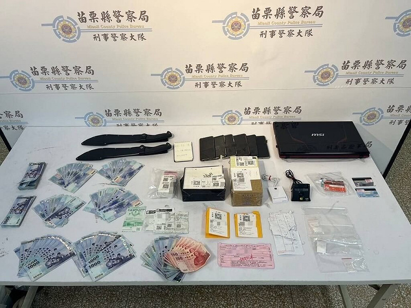 苗栗縣警察局刑警大隊24日表示，破獲以蔡姓男子為首的13人詐欺集團，查扣毒品、金融卡、現金、刀械等證物，並提醒民眾切勿輕信網路社團聲稱提供帳戶、金融卡可獲得補助或工資等訊息，以免淪為詐騙共犯。（警方提供）中央社記者管瑞平傳真　114年7月24日   