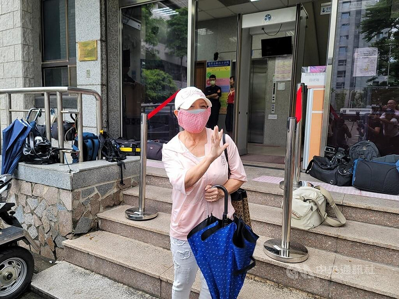 新光集團已故創辦人吳火獅與女子陳麗如（圖）育有一女，女兒陳子婷提起認領訴訟，獲判勝訴確定。陳姓母女另提遺產分配訴訟，士林地院24日開庭調解，陳麗如受訪時表示，謝謝大家的關心。中央社記者謝幸恩攝 114年7月24日   
