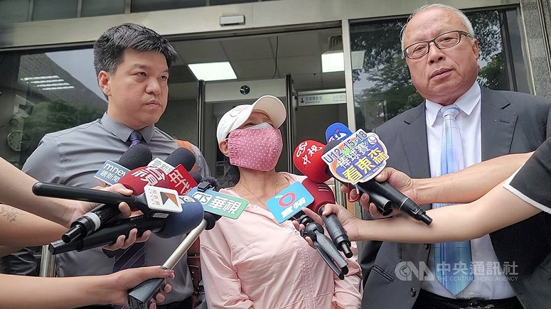 已故新光集團創辦人吳火獅與陳麗如(中)生下私生女陳子婷,經訴請認領勝訴確定。陳姓母女另提遺產分配訴訟,士林地院24日首度開庭調解,陳麗如親自出庭。中央社記者謝幸恩攝 114年7月24日