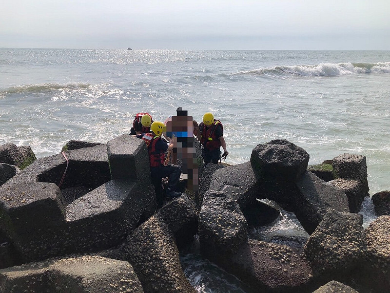 台南市南區黃金海岸24日下午發生3名戲水小學生落海，消防局趕往救起1人，1人自行上岸，均由救護車送醫；另1人下落不明，持續搜尋中。（台南市消防局提供）中央社記者張榮祥台南傳真　114年7月24日   