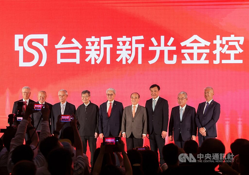 台新金與新光金正式合併為「台新新光金控」,24日在台北舉辦慶祝酒會,董事長吳東亮(中)、副董事長魏寶生(右)、總經理林維俊(左)邀請前副總統蕭萬長(左4)、前立法院長王金平(右4)、台灣日本關係協會會長蘇嘉全(右3)、前央行總裁彭淮南(左3)、工總名譽理事長許勝雄(右2)、三三會理事長林伯豐(左2)等出席。中央社記者裴禛攝 114年7月24日 圖:中央社提供