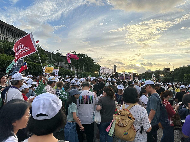 反共護台聯盟在凱達格蘭大道舉辦「迎向成功 凱道晚會」,現場人數破十萬人。 圖:朱蒲青拍攝