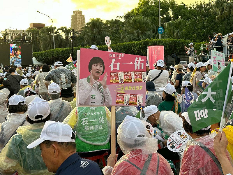 反共護台聯盟在凱達格蘭大道舉辦「迎向成功 凱道晚會」,現場人數破十萬人。 圖:朱蒲青拍攝