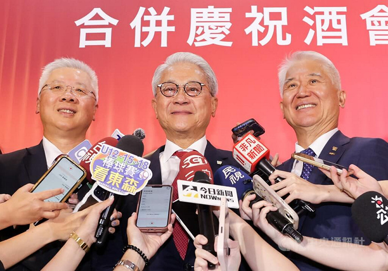 台新金與新光金正式合併為「台新新光金控」，總資產規模達新台幣8.3兆元，躋身為台灣第4大金控，24日下午舉行慶祝酒會，董事長吳東亮（中）、副董事長魏寶生（右）、總經理林維俊（左）出席啟動儀式並接受媒體聯訪。中央社記者裴禛攝  114年7月24日   圖：中央社提供