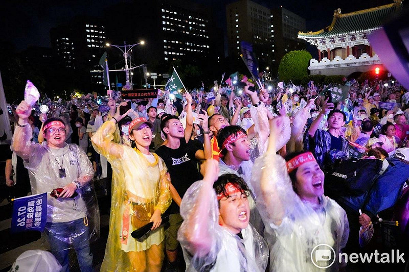 反共護台聯盟在凱達格蘭大道舉辦「迎向成功 凱道晚會」,現場人數破十萬人。 圖:張良一/攝