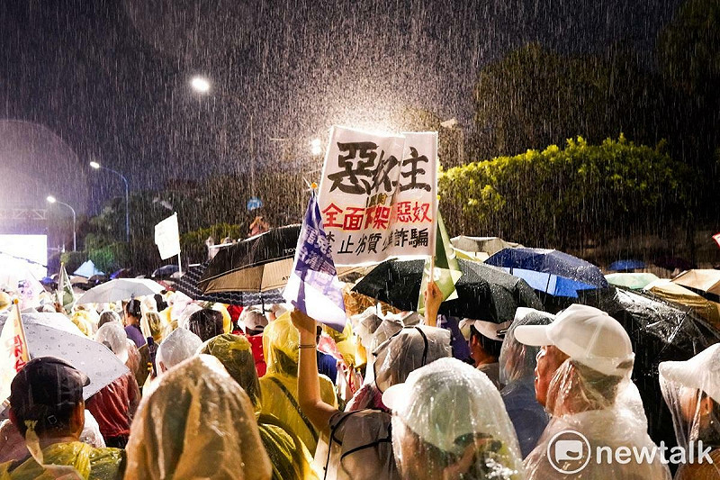 反共護台聯盟在凱達格蘭大道舉辦「迎向成功 凱道晚會」,現場人數破十萬人。 圖:張良一/攝