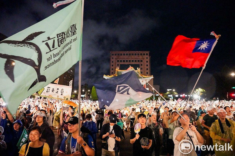 反共護台聯盟在凱達格蘭大道舉辦「迎向成功 凱道晚會」,現場人數破十萬人。 圖:張良一/攝 反共護台聯盟在凱達格蘭大道舉辦「迎向成功 凱道晚會」,現場人數破十萬人。 圖:張良一/攝