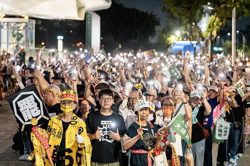 高雄罷免志工團體號召百工百業舉辦《點亮台灣之夜──為台灣祈福、為民主站出來》燭光祈願行動。   圖：Wecare高雄/提供