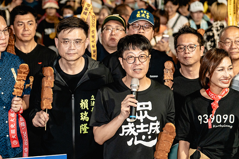 尹立(中)與「南罷天」共同發起《點亮台灣之夜》活動。   圖：Wecare高雄/提供
