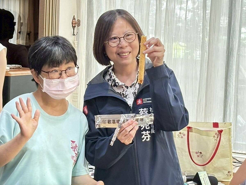 蔡宛芬(右)力推身障朋友自製產品，邀請大家支持。   圖：高雄市社會局/提供